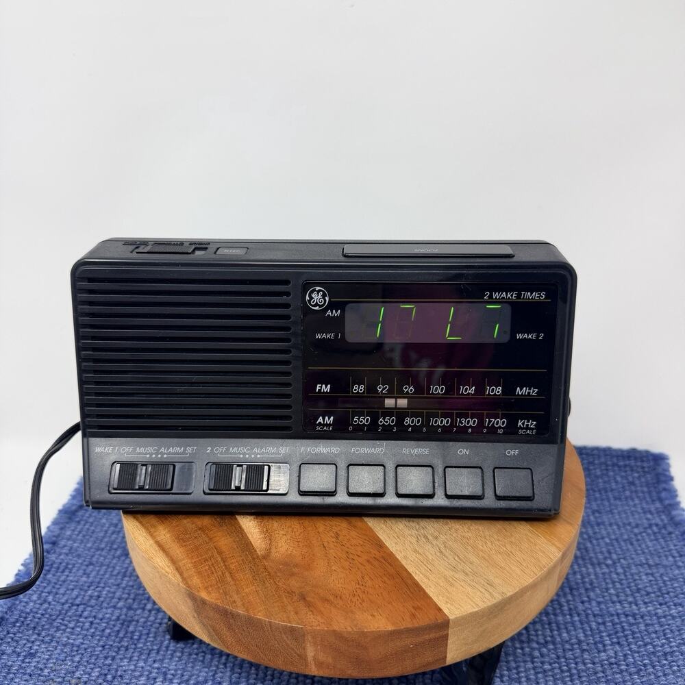 GE 7-4648B AM/FM Alarm Clock Radio 2 Wake - classic green display Works
